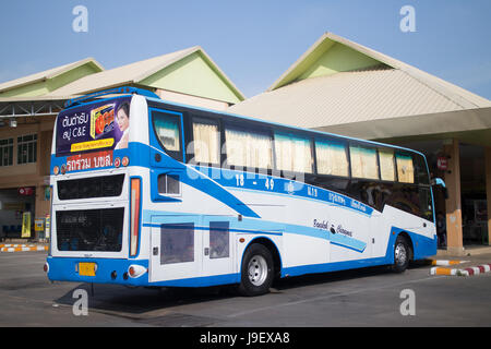 CHIANG MAI, THAÏLANDE - 5 mai 2017 : tour de bus de la société Srithawong Bangkok et Chiang Mai. Srithawong Buid bus en petite usine à Chiangmai. Banque D'Images