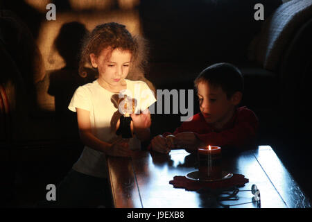 Deux enfants jouant avec des poupées à l'intérieur Banque D'Images