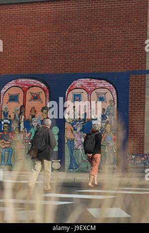 Couple en train de faire une promenade dans le centre-ville de Harrisonburg, Virginie, États-Unis Banque D'Images