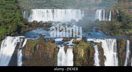 Voir des chutes d'Iguazu du côté brésilien, UNESCO World Heritage Site, Foz do Iguaçu, l'Etat du Parana, Brésil Banque D'Images