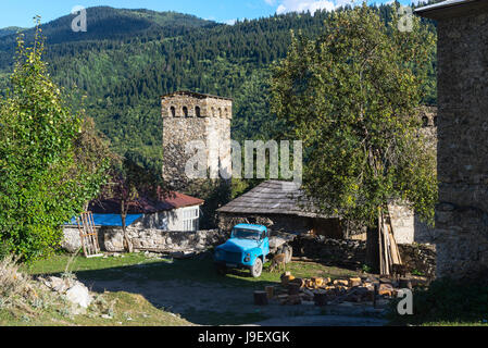 La tour médiévale traditionnelle Svanetian Lashtkhveri, maisons de village, région de Svaneti, dans le Caucase, en Géorgie Banque D'Images