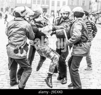 Les manifestations de rue de Pologne 1989-1990, milice - les forces de police spéciales.(HK). Lutte pour la démocratie et la liberté, révolution polonaise Banque D'Images