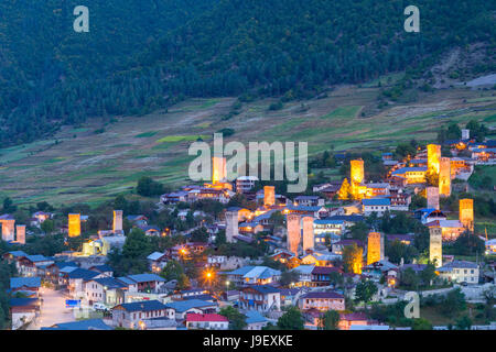 Svanetian traditionnel towers au coucher du soleil, Site du patrimoine mondial de l'UNESCO, village médiéval de Mestia, région de Svaneti, Géorgie Banque D'Images