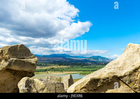 Vue sur la rivière Mtkvari depuis les remparts d'Uplistsikhe cave ville connue comme la forteresse du Seigneur, Gori, district de Shida Kartli, Géorgie Banque D'Images