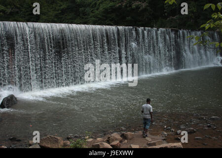 Homme debout près de la cascade dans le parc Holkins Mill, Lynchburg, va, Etats-Unis Banque D'Images