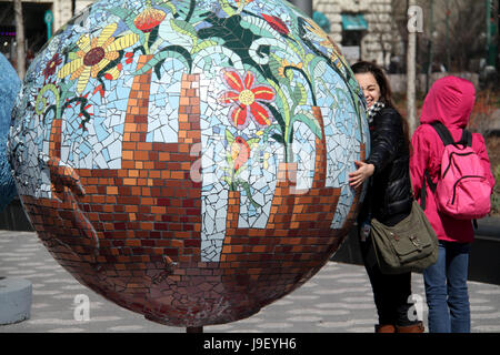 Young Girl lying on de l'art s'affiche dans le "Cool globes" pièce qui a amené la prise de conscience du changement climatique Banque D'Images