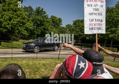 Protestations sur la réunion du groupe Bilderberg 2013 dans le Hertfordshire, Royaume-Uni. Banque D'Images