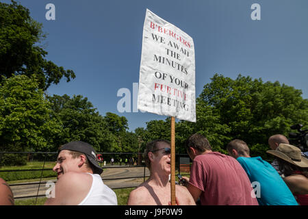 Protestations sur la réunion du groupe Bilderberg 2013 dans le Hertfordshire, Royaume-Uni. Banque D'Images