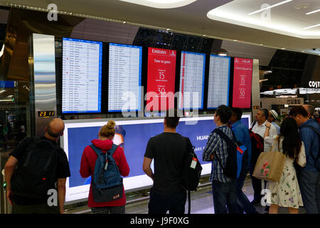 Affichage de l'horaire d'administration, l'Aéroport International de Dubaï, Emirats Arabes Unis. Banque D'Images