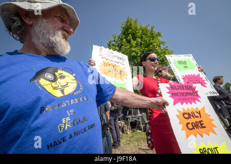 Protestations sur la réunion du groupe Bilderberg 2013 dans le Hertfordshire, Royaume-Uni. Banque D'Images