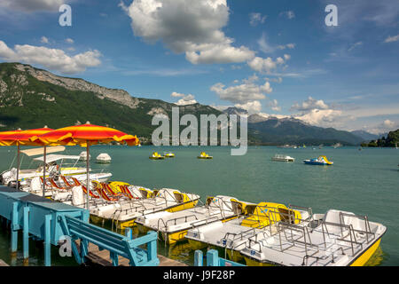 Bateaux sur le lac d'Annecy, Haute-Savoie, France, Europe Banque D'Images