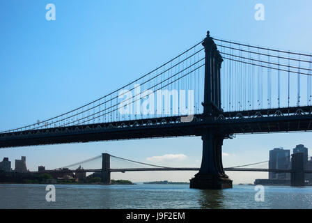 Le Manhattan Bridge au premier plan et le pont de Brooklyn à la distance le long de New York City's East River Banque D'Images