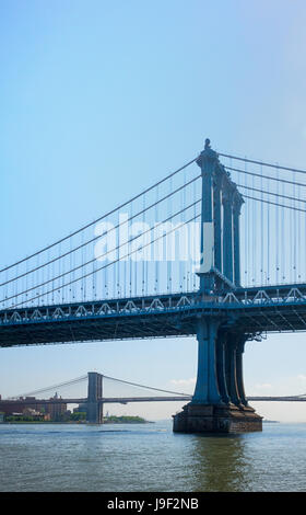 Le Manhattan Bridge au premier plan et le pont de Brooklyn à la distance le long de New York City's East River Banque D'Images