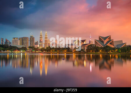 Kuala Lumpur. Cityscape image de Kuala Lumpur, en Malaisie, au coucher du soleil. Banque D'Images