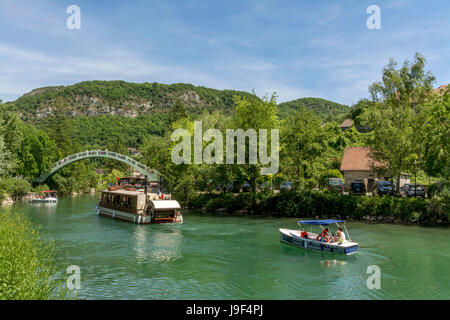 Bateaux sur le canal de Savieres. Chanaz. Savoie. France Banque D'Images