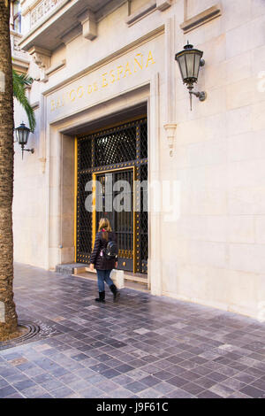 Femme se promenant en face de Banco de Espana building à Valence, en Espagne. Banque D'Images