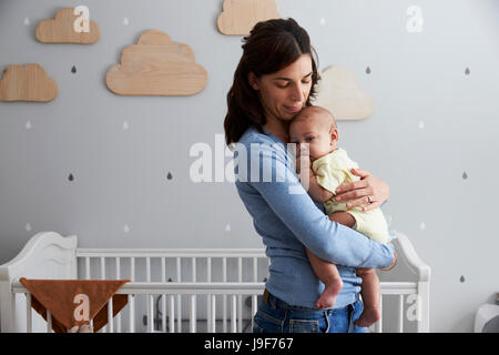 Réconfortant mère nouveau-né Fils en maternelle Banque D'Images