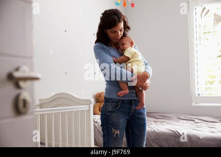 Réconfortant mère nouveau-né Fils en maternelle Banque D'Images