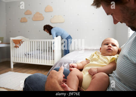 Mère de lit pliant pour nouveau-né Fils de pépinière Banque D'Images