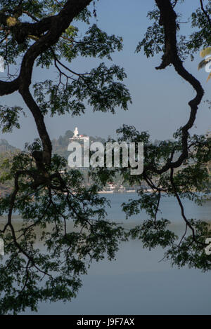 Une immense statue du Bouddha est assis au sommet d'une colline donnant sur le lac de Kandy, Sri Lanka Banque D'Images