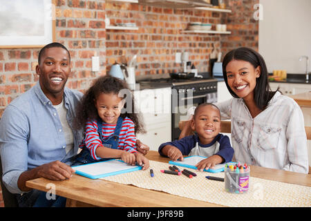 Portrait de parents et enfants à table de dessin Banque D'Images