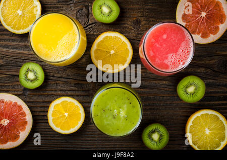 Des jus de fruits sur la table en bois Banque D'Images