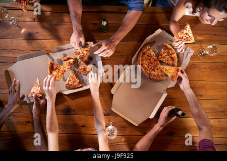 Coup de frais généraux à une table d'amis partageant des pizzas à emporter Banque D'Images