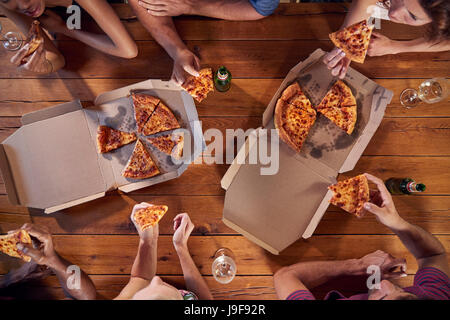 Coup de frais généraux à une table d'amis partageant des pizzas à emporter Banque D'Images