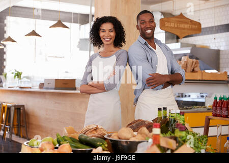 Portrait of Woman Boutique Ensemble d'aliments biologiques Banque D'Images