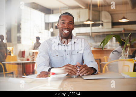 Portrait Of Businessman Working in Cafe Tourné à travers le verre Banque D'Images