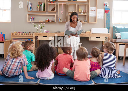 Professeur à l'École Montessori Lire aux enfants à l'heure du conte Banque D'Images
