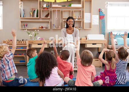 Les élèves à l'École Montessori élever les mains pour répondre à la question Banque D'Images