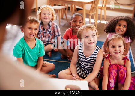 Professeur à l'École Montessori Lire aux enfants à l'heure du conte Banque D'Images