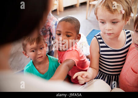 Les élèves à l'école Montessori à au Réservez avec l'enseignant Banque D'Images