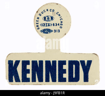 Un métal blanc et bleu 1960 onglet revers pour candidat démocrate John F. Kennedy pour le président Banque D'Images