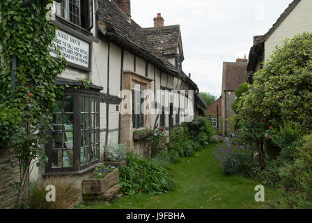 Pub du village le Fleece inn Bretforton Vale d'Evesham, Worcestershire Royaume-Uni. La voie verte, c'est exactement que, c'est une voie non-faite vers une ferme au fond de la voie. Évidemment pas assez large pour une voiture. HOMER SYKES Banque D'Images