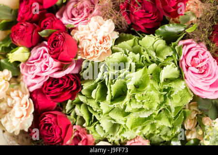 La vie toujours avec un bouquet de fleurs. le fleuriste Mettez ensemble un beau bouquet de fleurs. L'homme travail manuel utilisé différents types de fleurs et de couleurs. copy space Banque D'Images