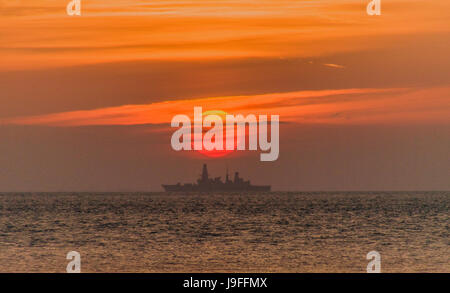 Royal Navy destroyer type 45 silohuetted par Sunrise Banque D'Images