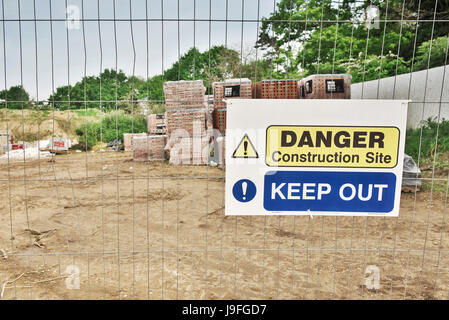 Danger, chantier de signalisation dans un nouveau bâtiment d'accueil site en Norfolk, UK Banque D'Images