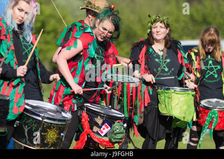 Pentacle Drummers au festival de Betain à Busser Ancient Farm, Hampshire, Royaume-Uni, avril 2017 Banque D'Images