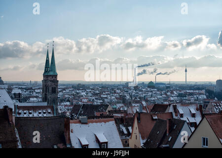 Blick von der Nürnberger Burg auf die Skyline von Nürnberg. Vue du château de Nuremberg, Bavière, Allemagne dans l'hiver Banque D'Images