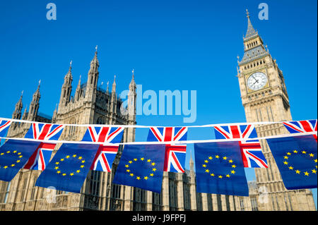 Et l'Union européenne drapeau Royaume-uni Brexit bunting accroché ensemble en face de Big Ben et les chambres du Parlement de Westminster Palace Banque D'Images