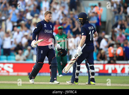 Joe l'Angleterre (à gauche) célèbre racine avec coéquipier Eoin Morgan après l'Angleterre battre Bangladesh par 8 wickets pour gagner le jeu au cours de l'ICC Champions trophy, Groupe d'un match à l'ovale, Londres. Banque D'Images