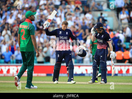 Joe l'Angleterre (Racine) centre célèbre avec coéquipier Eoin Morgan après l'Angleterre battre Bangladesh par 8 wickets pour gagner le jeu au cours de l'ICC Champions trophy, Groupe d'un match à l'ovale, Londres. Banque D'Images