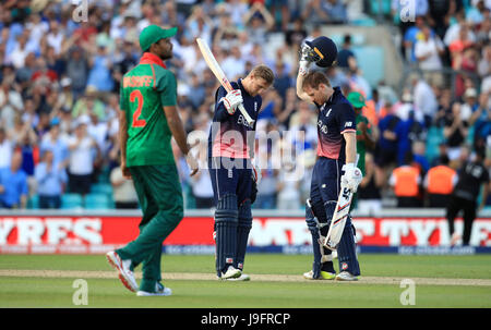 Joe l'Angleterre (Racine) centre célèbre avec coéquipier Eoin Morgan après l'Angleterre battre Bangladesh par 8 wickets pour gagner le jeu au cours de l'ICC Champions trophy, Groupe d'un match à l'ovale, Londres. Banque D'Images