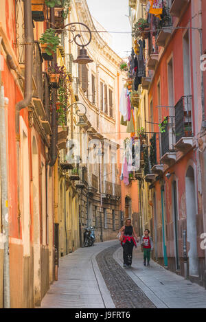 La vieille ville de Cagliari, une rue étroite dans le quartier Castello de Cagliari, Sardaigne. Banque D'Images