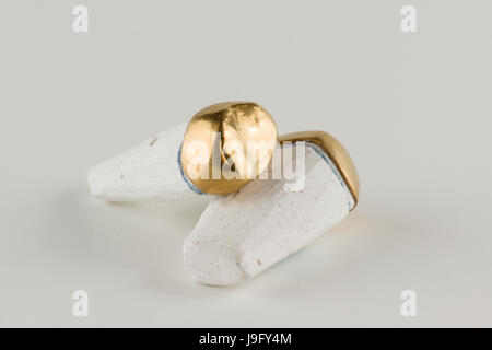 Couronnes en acier avec revêtement de nitrure de titane avec jaune Banque D'Images