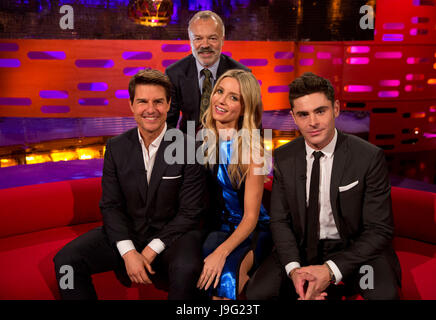 (De gauche à droite) Tom Cruise, Graham Norton, Annabelle Wallis et Zac Efron pendant le tournage de The Graham Norton Show à la London Studios, à être diffusé sur BBC One le vendredi soir. Banque D'Images