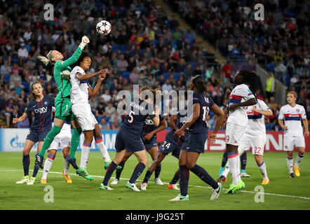 Paris Saint-Germain gardien Katarzyna Kiedrzynek les poinçons l'ball clair au cours de l'UEFA Women's Champions League au Cardiff City Stadium. Banque D'Images