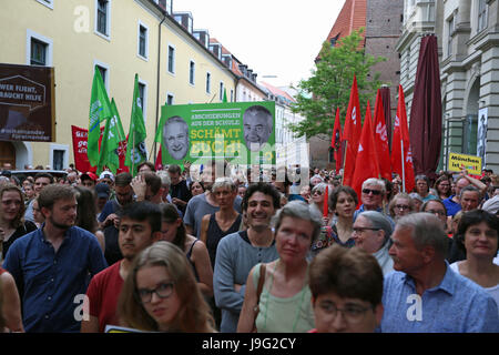 Munich, Allemagne. 01 Juin, 2017. Plus de 750 personnes se sont rassemblés devant le ministère de l'éducation de Bavière à Munich pour protester contre les expulsions. Plusieurs hommes politiques et artistes s'est joint à la protestation. Après un étudiant de l'Afghanistan a été arrêté à Nuremberg au cours de l'école pour être deportated, autour de 200 autres étudiants ont protesté ont tenté d'empêcher l'expulsion. Les agents de police ont attaqué très fortement l'spontanious protester à Nürnberg. Crédit : Alexander Pohl/Pacific Press/Alamy Live News Banque D'Images